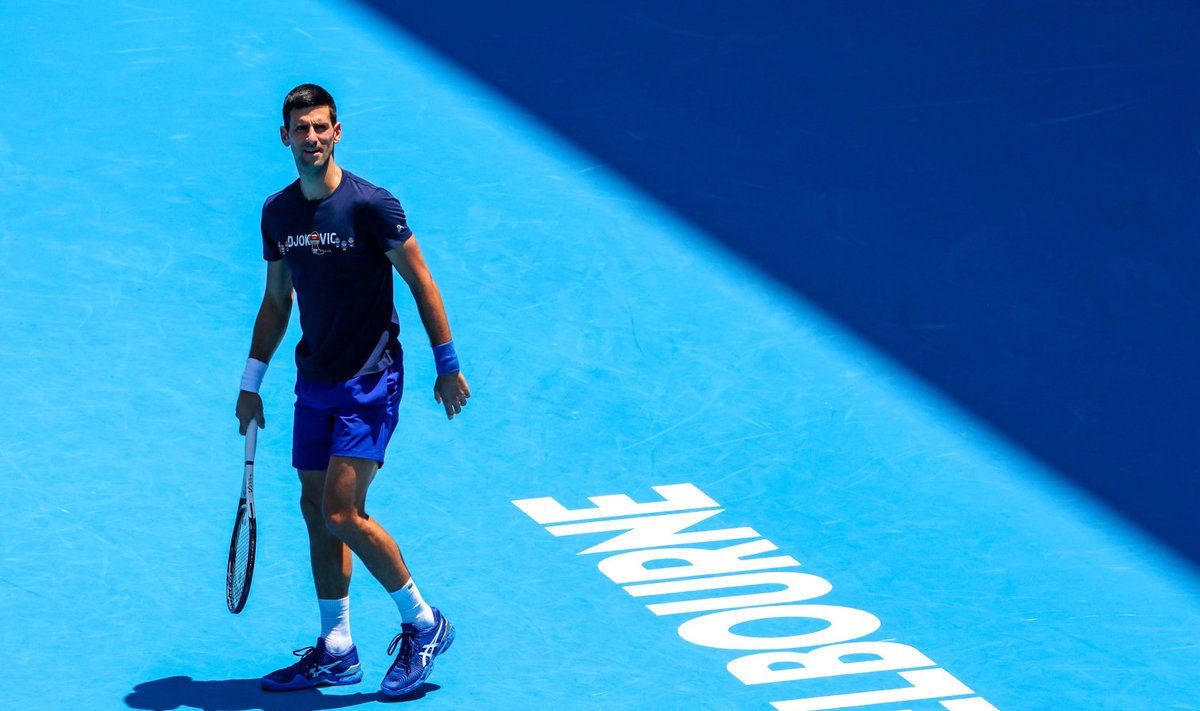 Novak Djokovic Australian Openi väljakutel harjutamas.