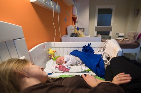 Esimesel jõulupühal sündinud Kaspari ema Mariliisi haiglas olemise eest sai Tallinna lastehaigla uuest aastast viiendiku võrra vähem raha kui poisipõnni sündimise päeval.