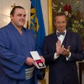 ФОТО/ВИДЕО: Президент Ильвес вручил Баруто орден и свою книгу