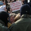 Протесты в Беларуси: жесткие задержания женщин на марше в Минске