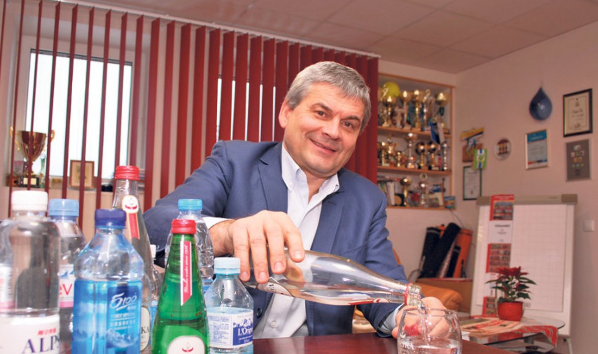 Värska Vesi ASi juhatuse esimees Urmas Jõgeva rõõmustab, sest edaspidi hakkab siit pärit vesi seisma teiste Hiinas müüdavate pudelivete kõrval.