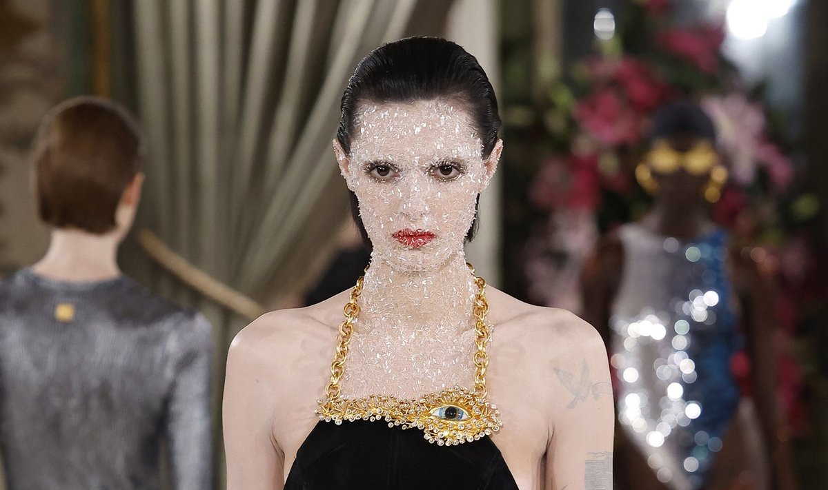 Glitter on kõikjal. Moelavadel, meie meigikottides... Kuid selle hiilgaeg näib olevat lõppemas. Fotol Schiaparelli kevadkollektsioon 2024.