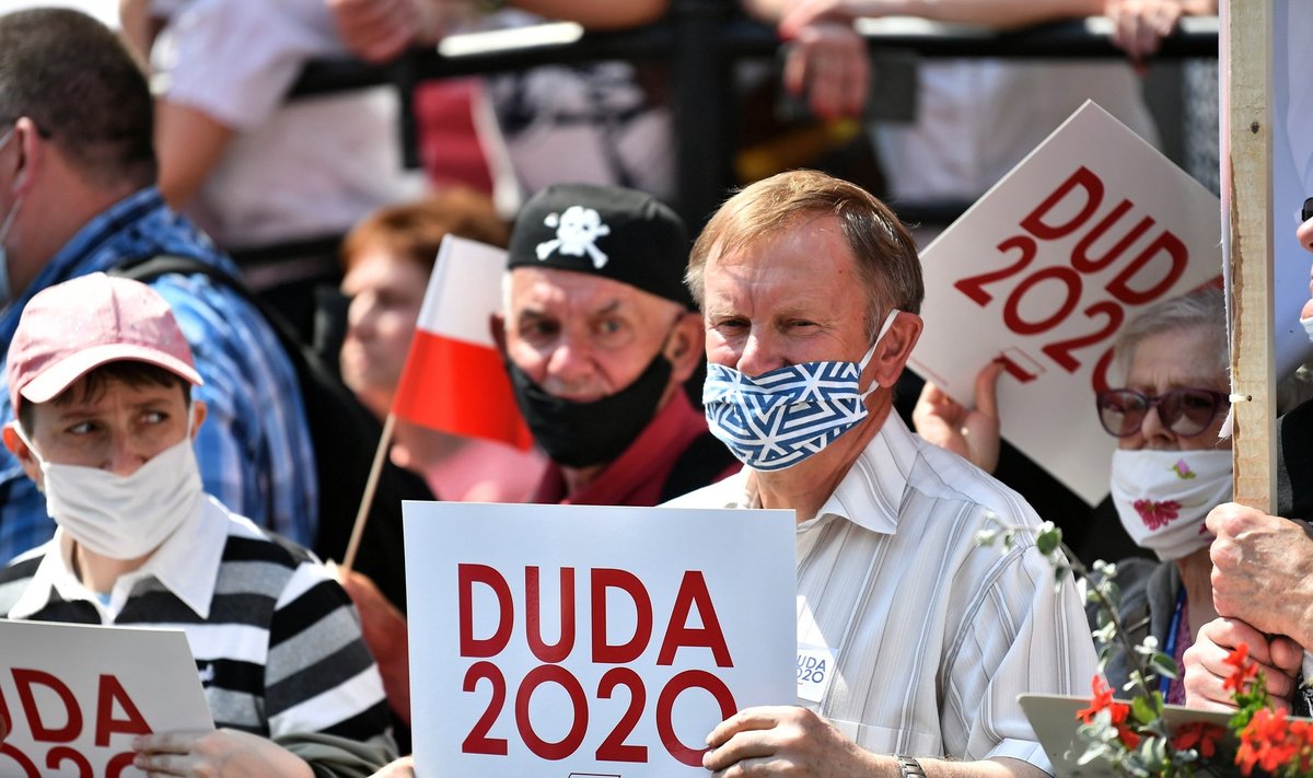 Tagasivalimist ihkava Andrzej Duda toetajad möödunud reedel Złotoryja linna kampaaniaüritusel
