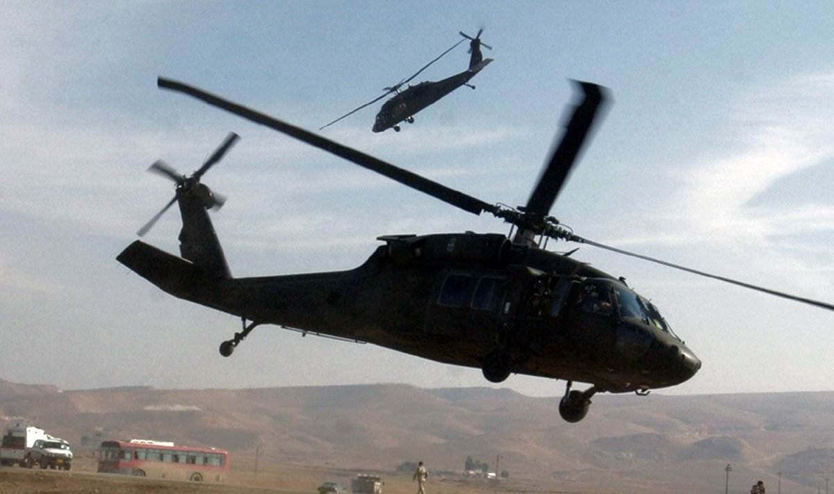 Alla kukkus Sikorsky S-70 helikopter, foto on illustreeriv