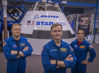 VALMISTUVAD LENNUKS: (vasakult) astronaudid Eric Boe, Chris Ferguson ja Nicole Aunapu Mann.