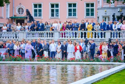 ROHKELT RAHVAST president Alar Karis võõrustas 20. augustil silmapaistvaid ühiskonnategelasi Kadrioru lossi roosiaias.