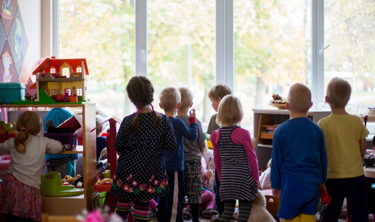 Argipäev Tallinna Kellukese lasteaia eestikeelses rühmas, kus õpib ka kaks vene last. Paari aasta pärast saab Kellukesest ainus Tallinna täielikult kakskeelne lasteaed. 