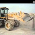 VIDEO: Oskustöölistest puudu? Vaata kuidas suudab juba viieaastane traktoriga tööd teha!