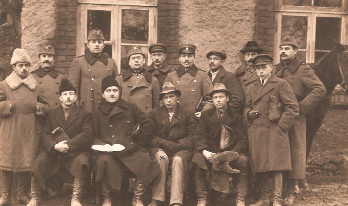 5 Põletaja Johannes Pauk (istub  esireas, paremalt teine, ristiga)  pärast arreteerimist 12. detsembril 1923 koos politseinikega Vaimastvere vallamaja juures. Pauk, kellel kinnastatud käed on raudus, istub kriminaalpolitseinike vahel. Paremal on politseinik tulest välja toodud poolsaabastega ja vasakul  lumelt võetud kipsjäljendiga.