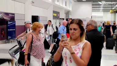 VIDEO: Täismäng! Romantiline abieluettepanek lennujaamas koos "turvameeste" ja tantsutrupiga
