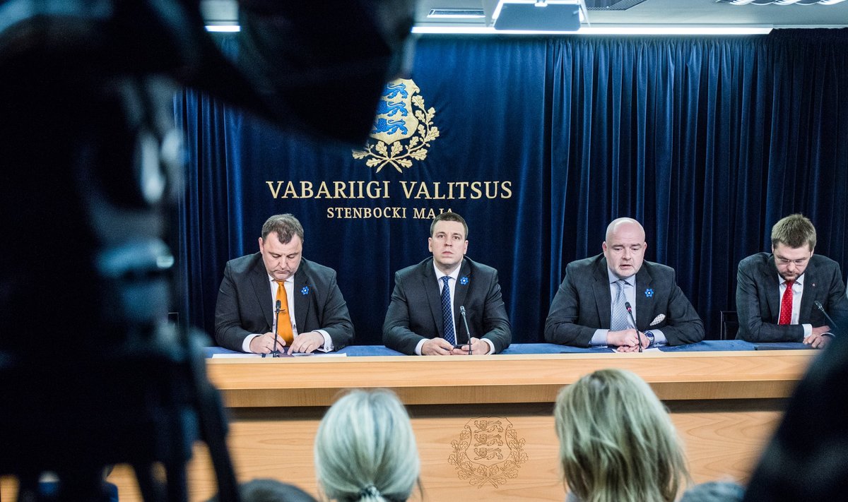 Valitsusliikmed eesotsas peaminister Jüri Ratasega.