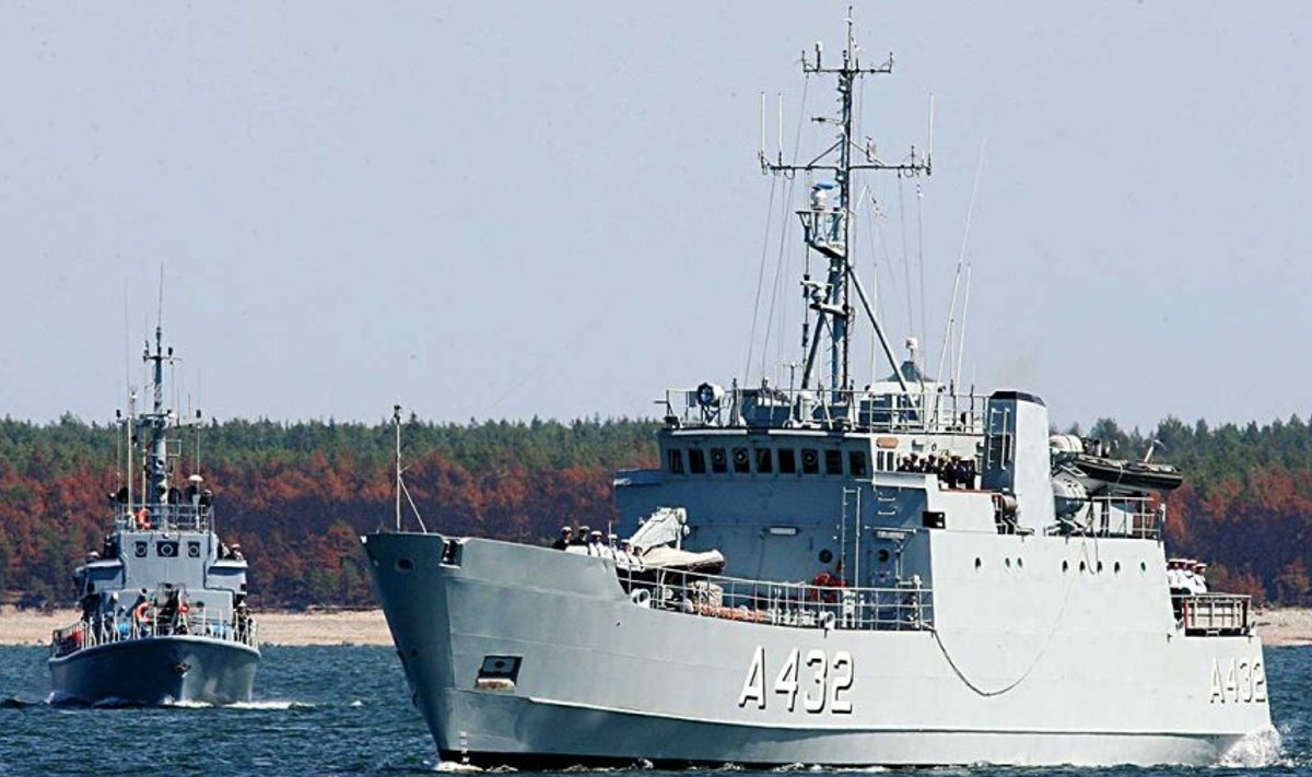Juba kohal: Saaremaa süvasadam võõrustas liitlaste laevu 2006. aasta juunis võidupüha mereparaadi ajal. Paraadi võttis vastu president Arnold Rüütel.