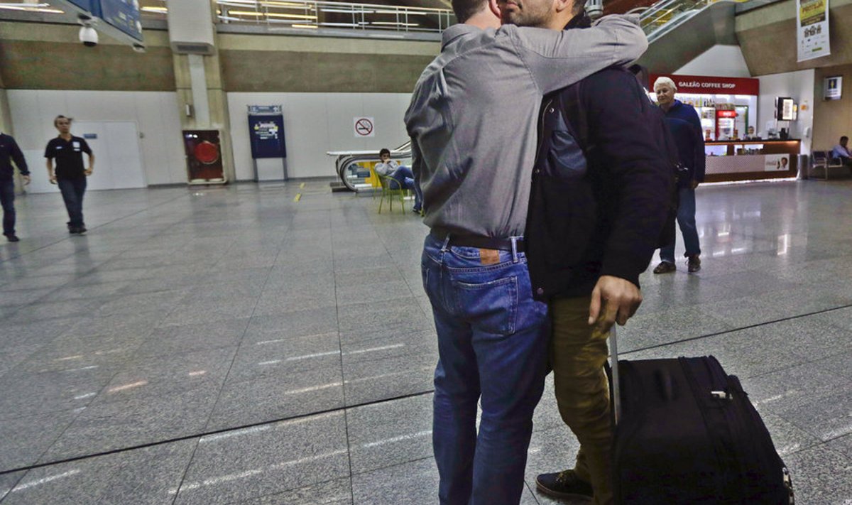 David Miranda (paremal) ja Glenn Greenwaldi taaskohtumine Rio de Janeiro lennuväljal esmaspäeval pärast Miranda üheksatunnist kinnipidamist ja ülekuulamist Suurbritannias.