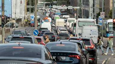 FAKTIKONTROLL | Kas vastab tõele, et Eestis kasutab autot tööle liikumiseks üle poole inimestest, nagu väidab Mart Võrklaev?