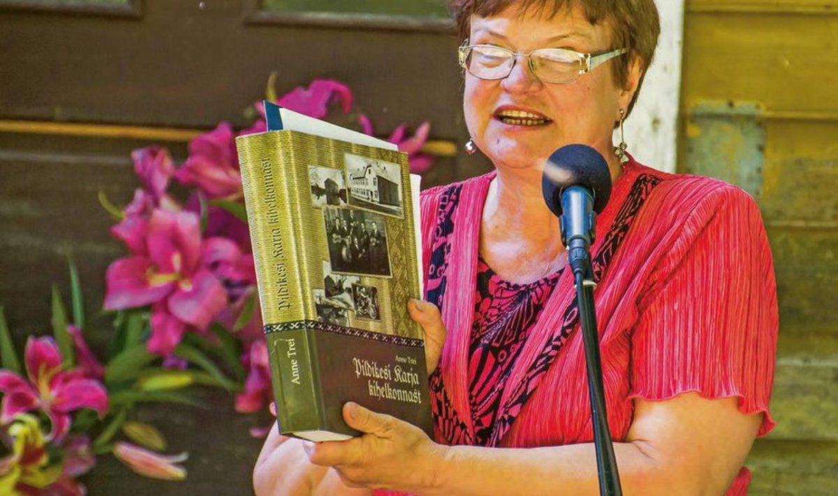 POPULAARSED RAAMATUD: Anne Trei tutvustamas raamatut “Pildikesi Karja kihelkonnast” Koikla kooli kokkutulekul. Foto: Silvar Mehik