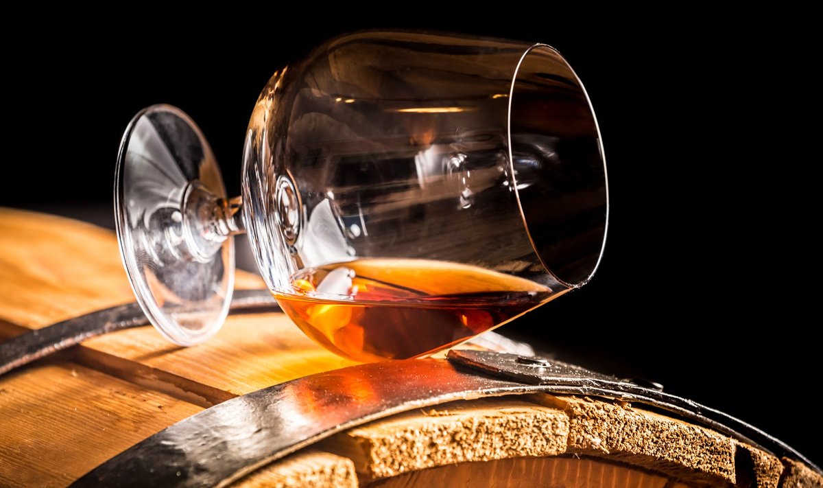 Legendi kohaselt sai Chadeville’i maahärra Chevalier de la Croix Marron unenäos juhatust saatanalt eneselt, kes õpetanud, kuidas joogi hing teistkordse destilleerimisega välja meelitada ning pudelisse ajada. Järeleproovimisel osutunud kõik sulatõeks ja nii hakatudki Cognacis brouillisd edaspidi kaks korda destillerima.