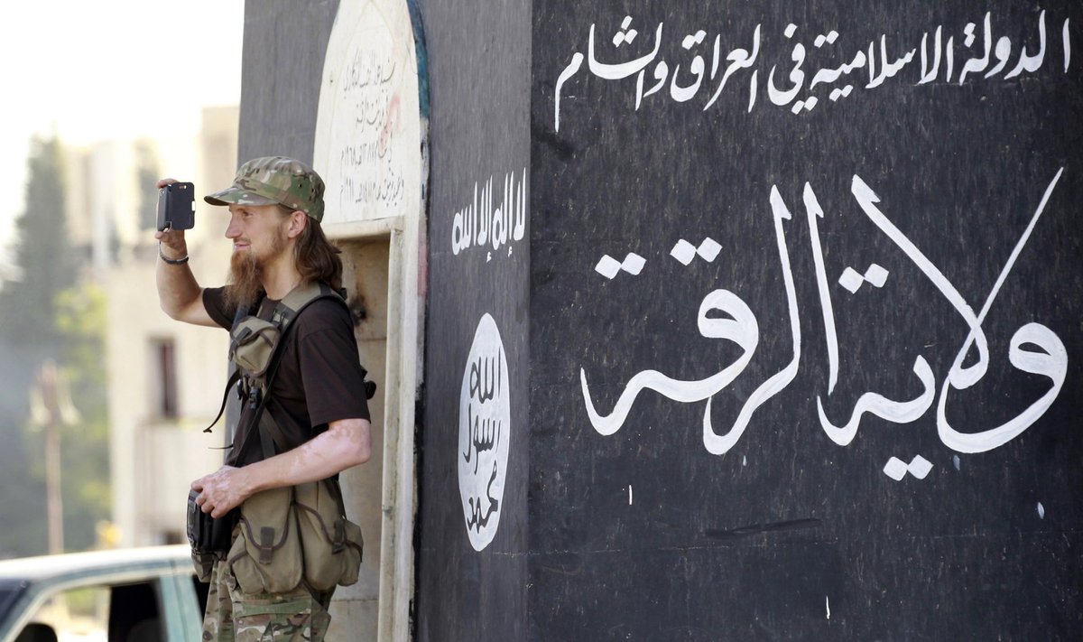 Äärmusrühmituse Islamiriik võitleja filmib Süürias Raqqa provintsis paraadi pidavaid kaaslasi. 