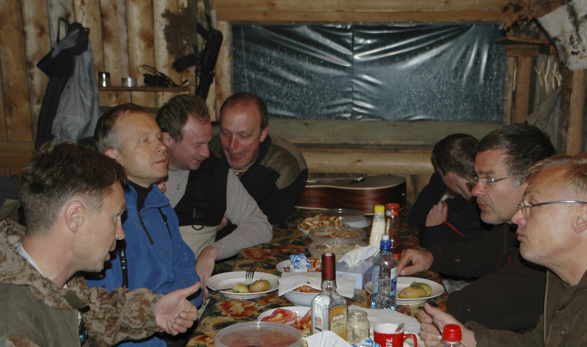 2010. a augustis tehtud foto, kus Ilmars Rimsevics (vasakult teine, sinises) istub lauas koos Venemaa relvafirma RIIT tollase juhi Dmitry Pilshchikov (kolmas vasakult) seltsis. Rimsevicsi süüdistatakse mh Venemaa tutvuste abil rahapesus.