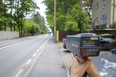 Tallinnas Hiiu tänaval 30-alas oli kiirusepiirangul ainult sümboolne väärtus. Radarisilma ette jäi buss, mille rekordkiiruseks sellel teelõigul mõõtsime 47 km/h.