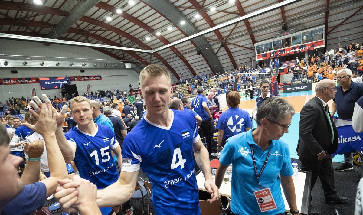 Eesti võrkpallikoondislased Ardo Kreek (nr 4) ja Andrus Raadik (nr 15).