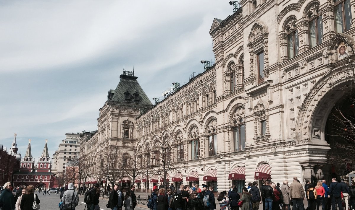 Moskvas kohtab ka järjekordi. Näiteks kuulsa GUM-i kaubamaja sissepääsu juures lookleb keset päeva nõukaaega meenutav järjekord.