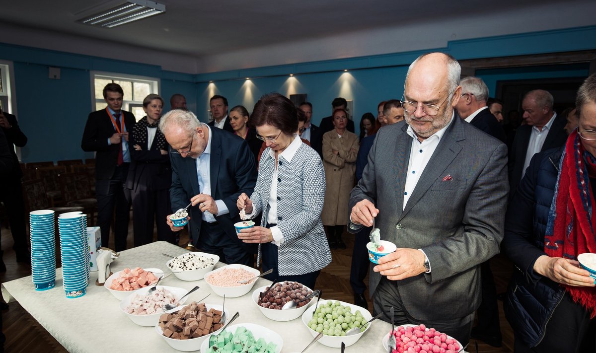 Riigipead saldējums’i mekkimas. President Alar Karise (paremal) riigivisiidi viimane peatuspaik oli Ruhja jäätisevabrik. Vasakult on Läti president Egils Levits ja proua Andra Levite.