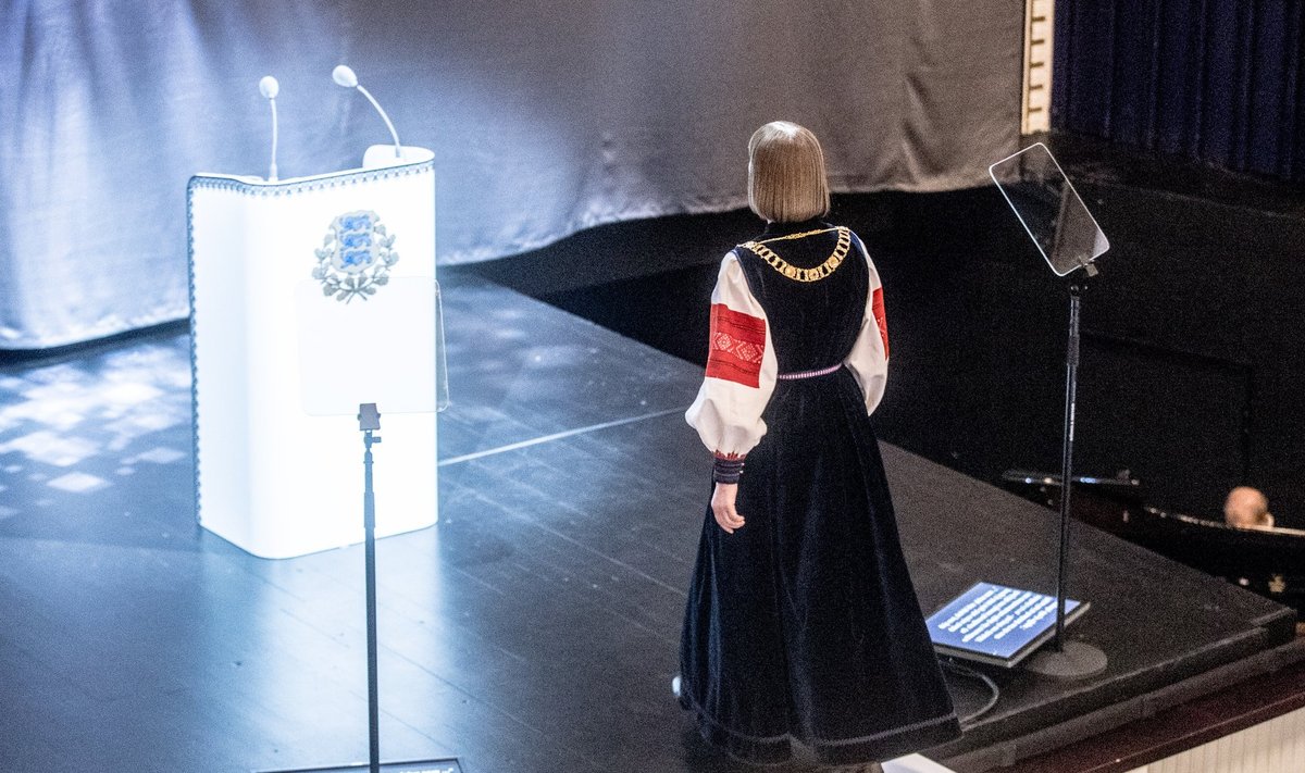 Kaks teleprompteri ekraani on kõnet pidama minevast Kaljulaidist vasakul ja paremal