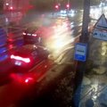 VIDEO | Verdtarretav hetk liikluses: punase tulega teed ületanud autojuhil jäid jalakäijast puudu sentimeetrid