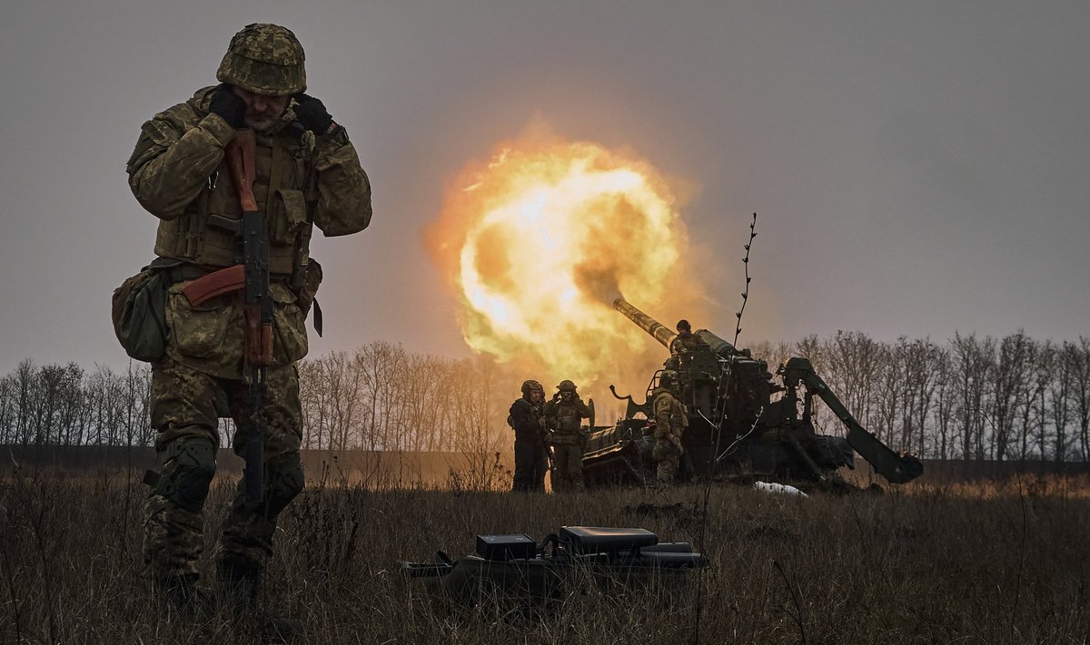 BAHMUT IKKA TULE ALL: Ukraina sõdurid Bahmuti lähistel tulistamas suurtükist Pion.