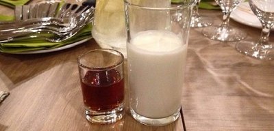 На фото: традиционный вечерний набор бирштонца - полынная настойка Pelyna (47%) и кефир.