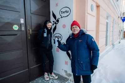 Tänavakunstnik Sirla Cool ja Tartu linnapea Urmas Klaas