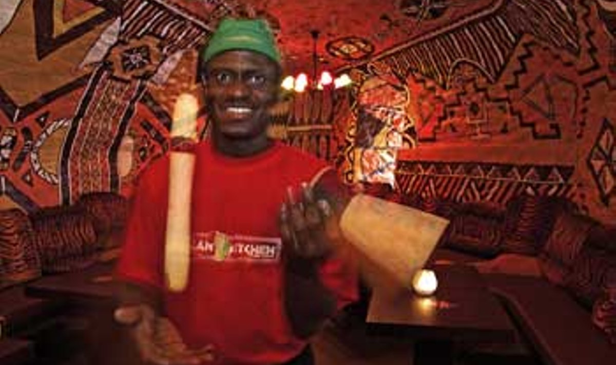 Pakub musta mandri sööki: Üks African Kitcheni töötajaist. Vallo Kruuser