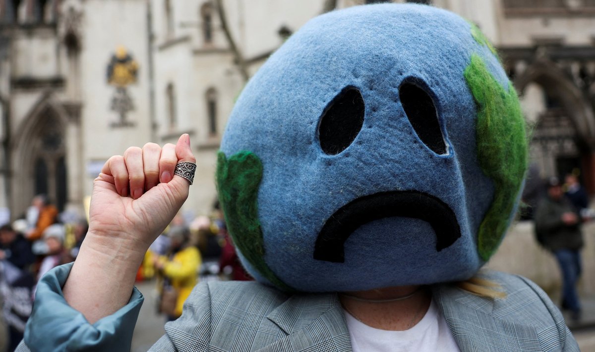LOOTUSETU TULEVIK? Maakera kujutava maskiga kliimaaktivist Londonis.