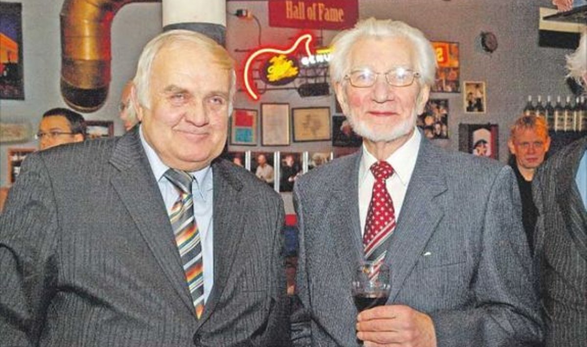 Kuldmikrofoni 13. laureaat Mati Talvik koos        12. laureaadi Hubert Veldermanniga Texase pubis Tallinnas Pikal tänaval, kus 1926. aasta 18. detsembril alustas eetritööd Eesti raadio.