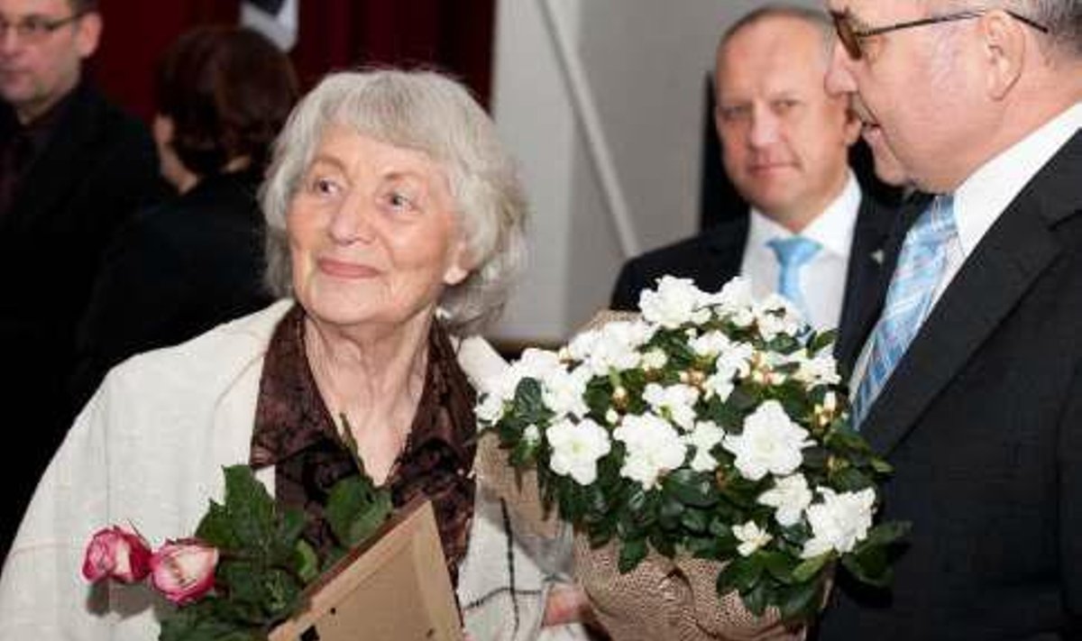 Elutööpreemiaga pärjatud Signe Kaasikut oli pidulikul päeval lilledega tervitama tulnud Karepa Seltsi esindaja Jüri Sikkut. Foto: Vihula Valla Leht