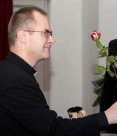 Aasta Tegija 2012 tiitlit kultuurivaldkonnas tuli Käsmu koguduse nimel vastu võtma õpetaja Urmas Karileet, kes pidas ka piduliku sünnipäevaaktuse avakõne. Foto: Vihula Valla Leht