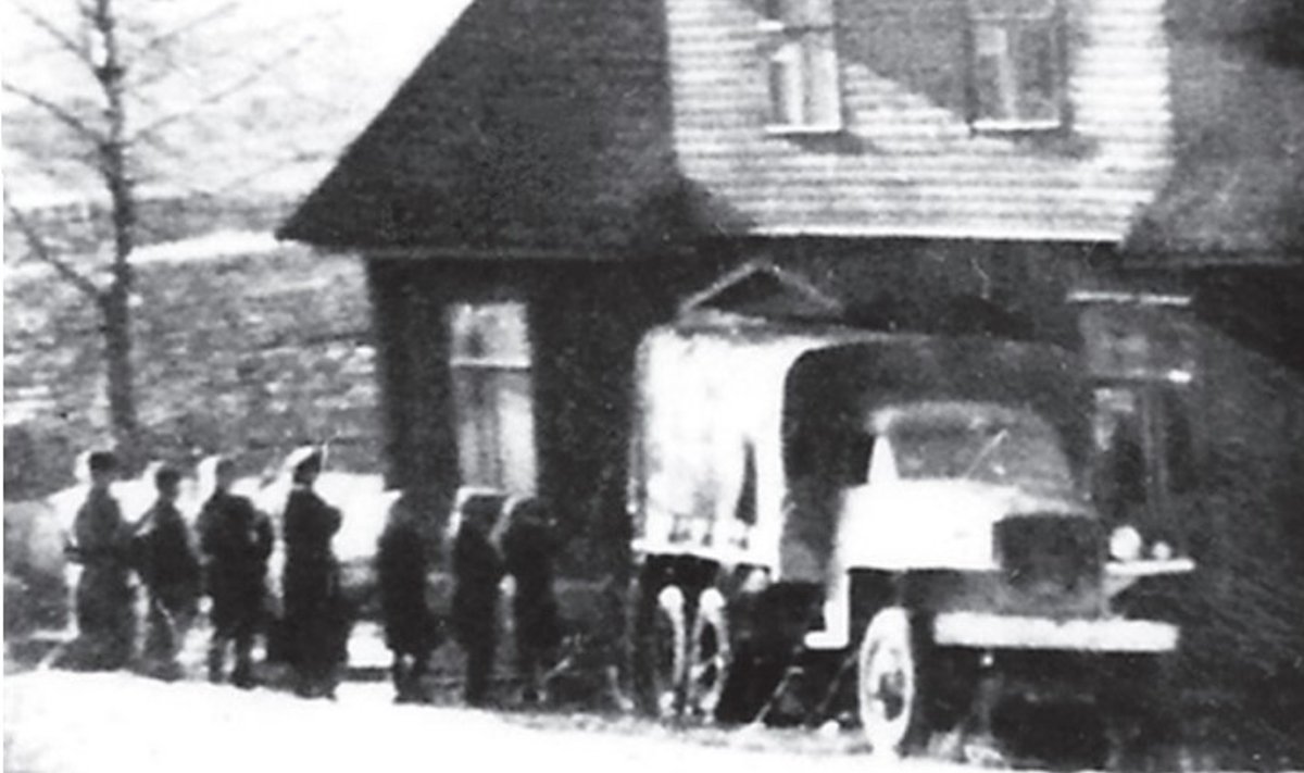 KÜÜDITAMINE KOHTLA-JÄRVEL: Perekond käsutatakse 25. märtsil 1949 püssimeeste valve all veoautosse.