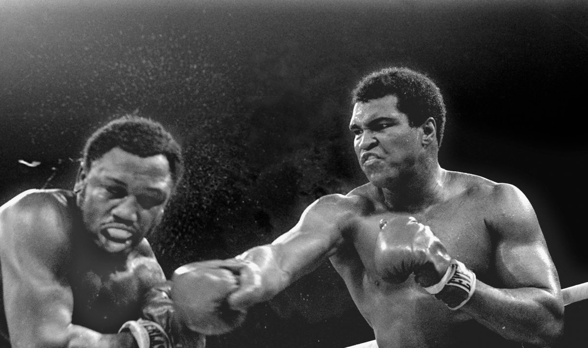 Muhammad Ali (paremal) tümitab Manilas Joe Frazierit.