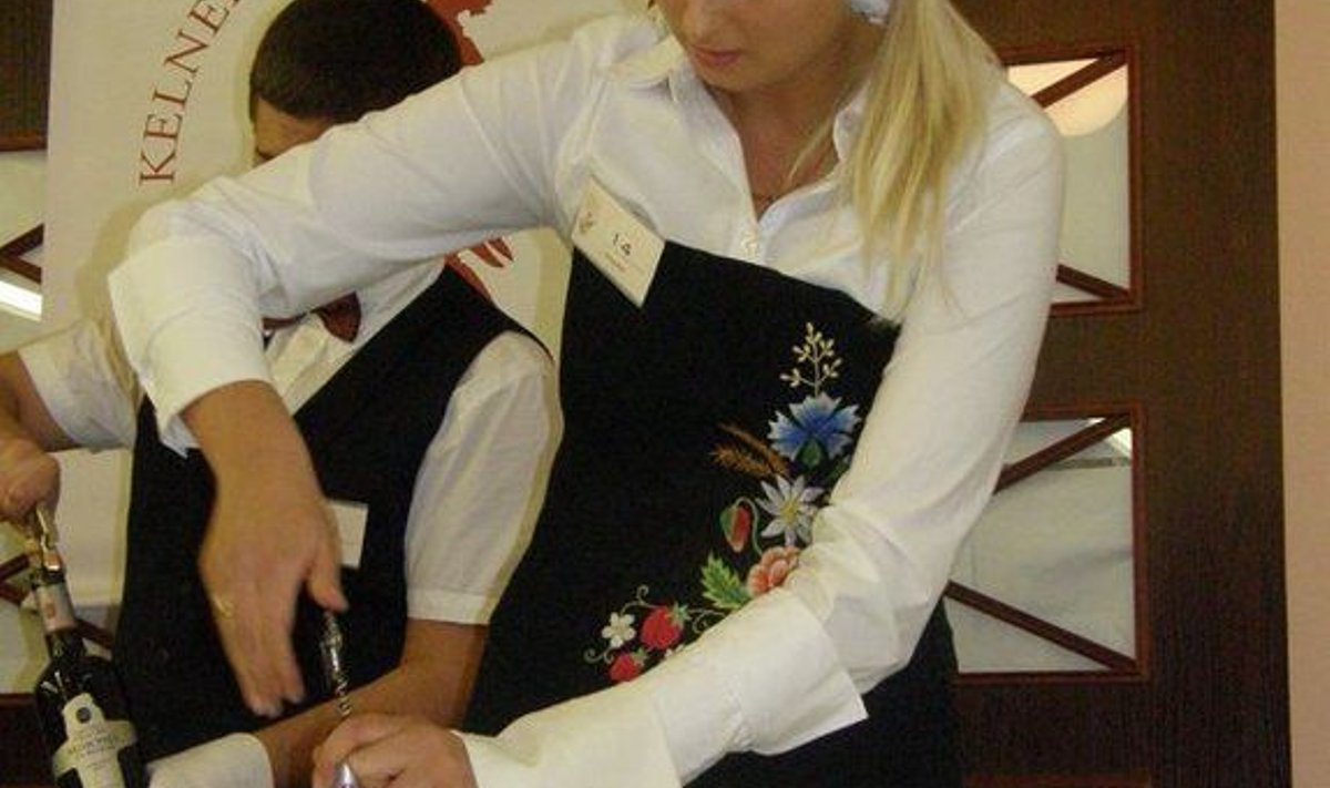 Säravaima teenindaja tiitli võitnud Mari-Liis Jänes veini täpsusvalamisel.
