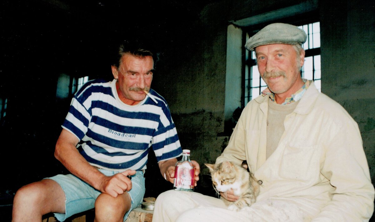 Olev Anton (vasakul) Kõola veskis koos mölder Artur Tsääro ja tema kassiga viina viskamas.