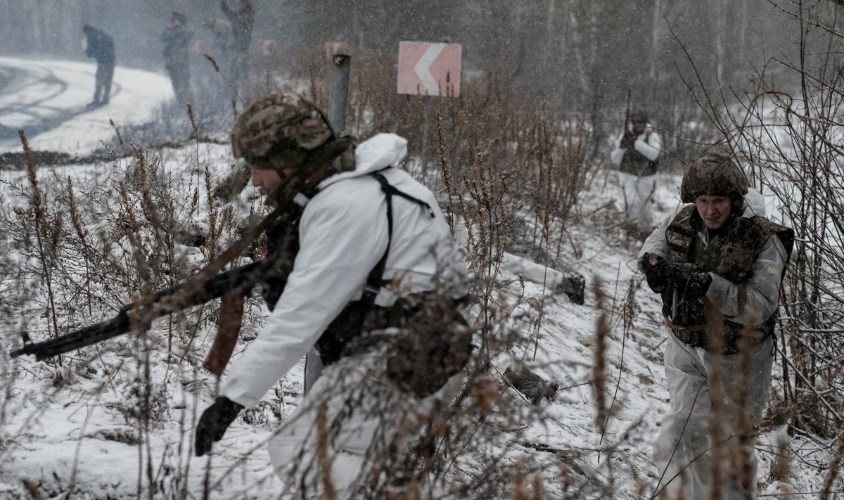 VÄLJAÕPE: Ukraina sõdurid väljaõppel Tšornobõli kandis.