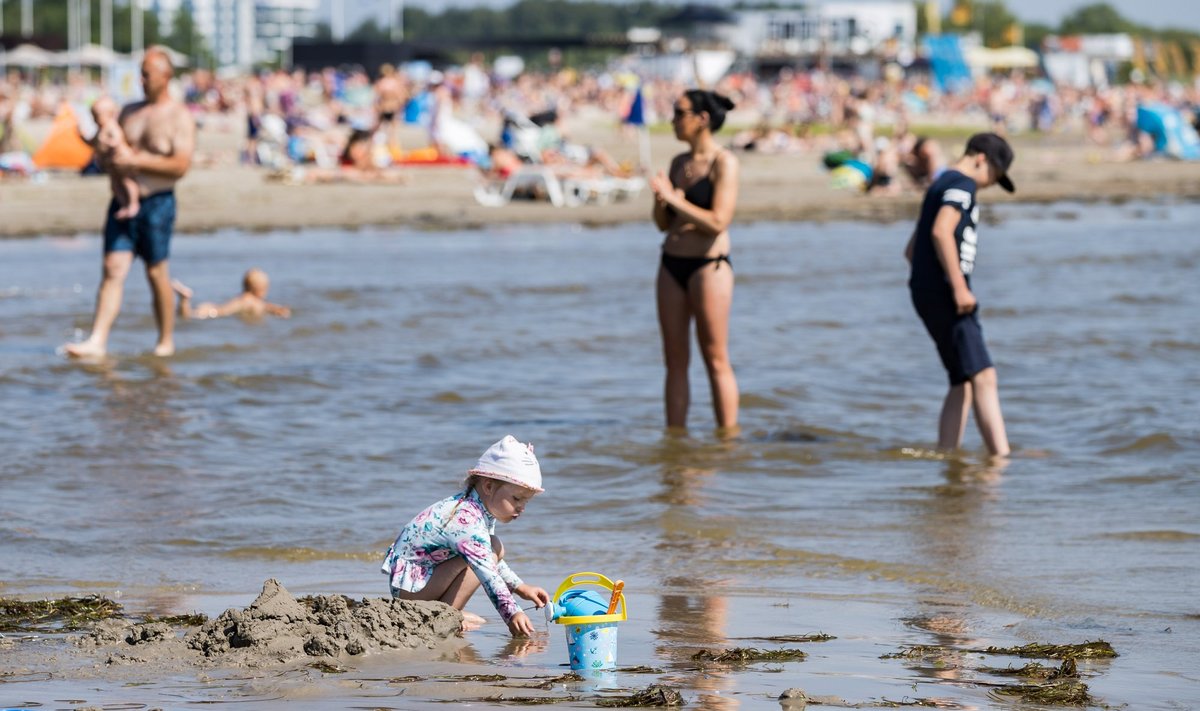 Pilt Pärnus rannamõnusi nautlenud inimestest.
