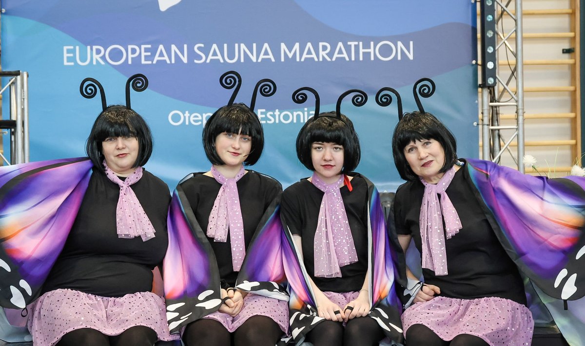 Euroopa Saunamaraton Otepääl 2023. Naiskond Saunaliblikad sai parima naiskostüümi auhinna.