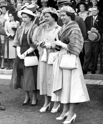 Kuninganna Elizabeth II koos oma ema ja õe printsess Margaretiga aastal 1956.