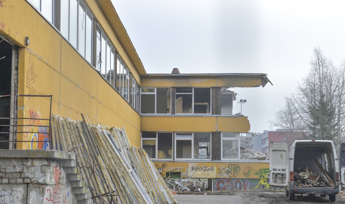 Õismäe tee 130 asunud koolimaja lammutamine
