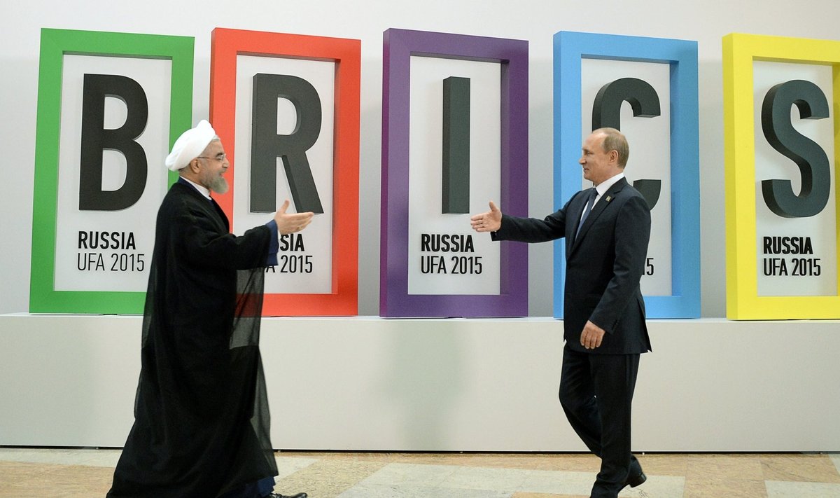 Iraani president Hassan Rouhani ja Vene president Vladimir Putin sirutasid teineteisele käe BRICS-i kohtumisel Ufas.