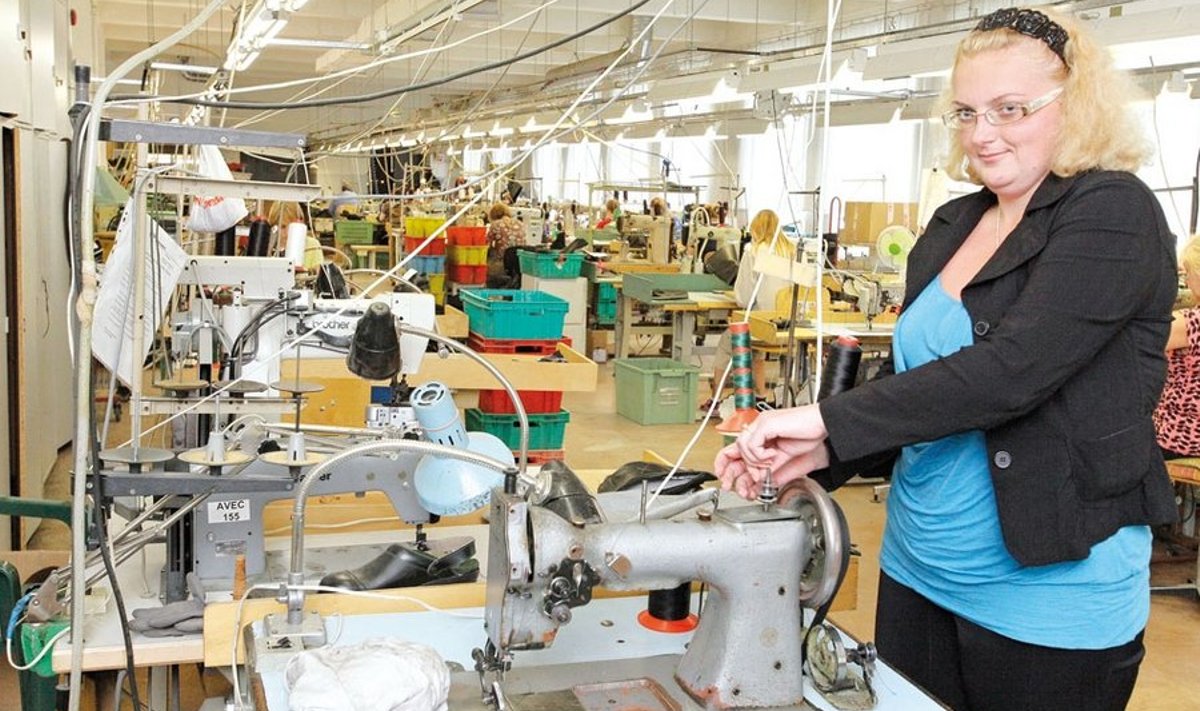 Samelini personalijuht Kristel Pärn-Mägi näitab seisvaid õmblusmasinaid,  nende taha oodatakse 20 uut töötajat.