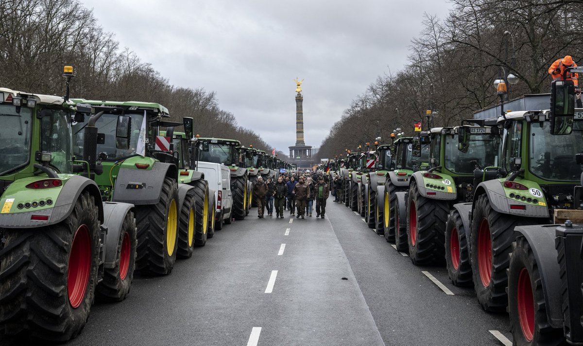 Фермеры разместили свои тракторы у правительственного квартала в Берлине