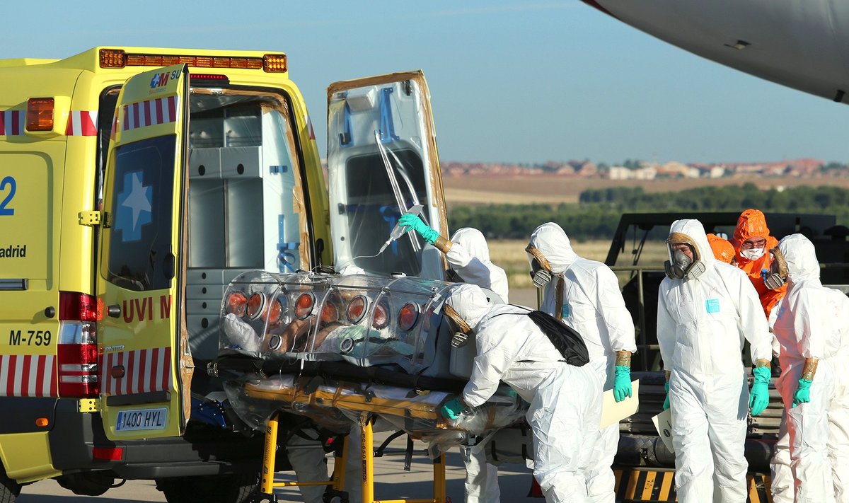 Ebola-haige hispaania misjonär tuuakse lennukilt maha kiletatud kasti suletuna.