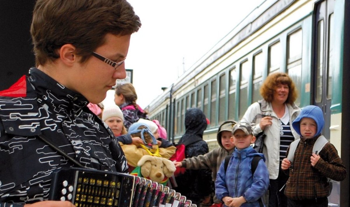 Üle kümne aasta rongiga saabunud esimest lastegruppi tervitas  Piusa jaamas lõbusa pillilooga Unn Krigul. Foto: Mirjam Nutov